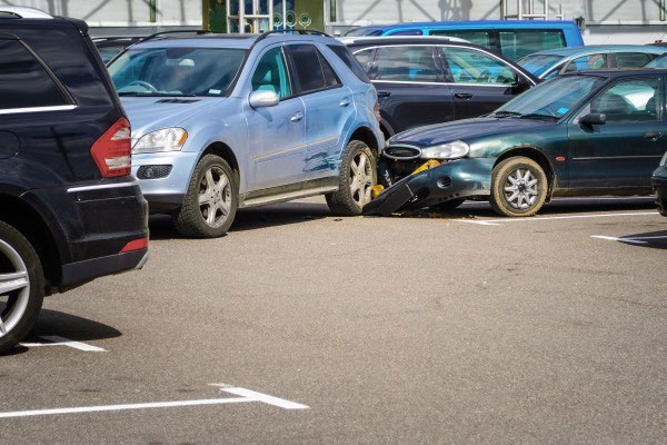 مقصر تصادف هنگام خروج از پارکینگ 
