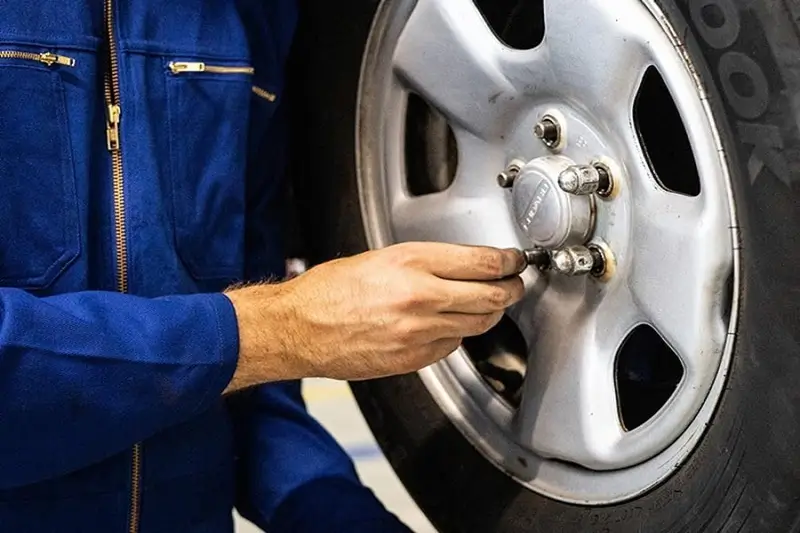 نکات ایمنی و خطاهای رایج در تعویض لاستیک