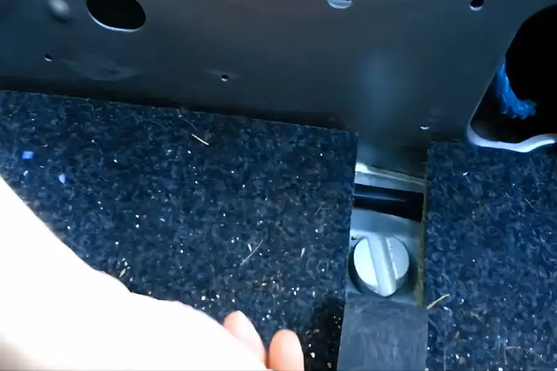 در صندوق را باز کنید و کفپوش را بالا بزنید